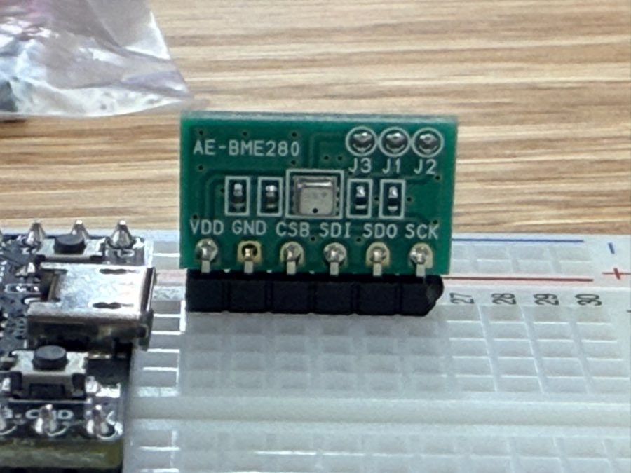 ブレッドボードに挿した AE-BME280 大気センサーの接写