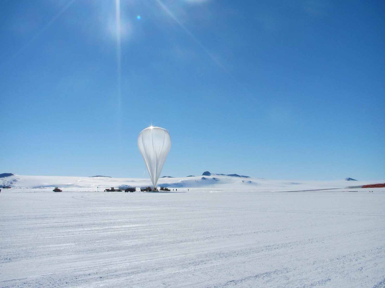 南極の雪原に立つ、打ち上げ前のNASA科学気球