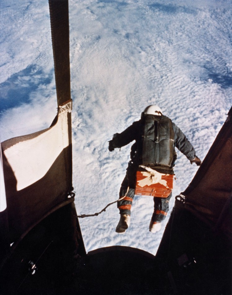 1960年、成層圏のゴンドラから飛び降りる瞬間のジョセフ・キッティンガー